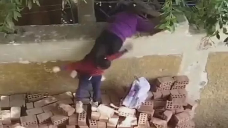 بعد فيديو تسلق الطلاب سور مدرسة في سوهاج.. ماذا قرر المحافظ؟ (صور) بعد فيديو تسلق الطلاب سور مدرسة في سوهاج.. ماذا قرر المحافظ؟ (صور)