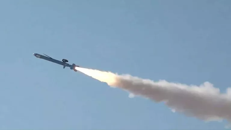 السعودية: اعتراض صاروخ “كروز” أطلقه الحوثيون باتجاه الرياض السعودية: اعتراض صاروخ "كروز" أطلقه الحوثيون باتجاه الرياض