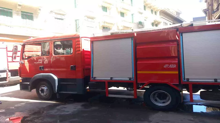 3 سيارات إطفاء للسيطرة على حريق شقة سكنية في مصر القديمة 3 سيارات إطفاء للسيطرة على حريق شقة سكنية في مصر القديمة