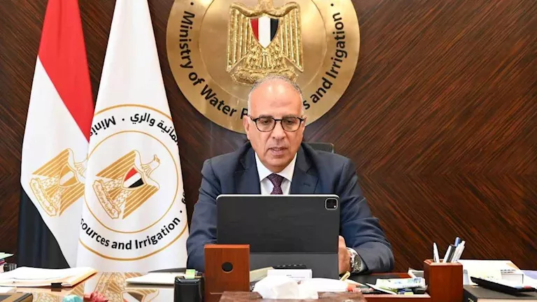 وزير الري يشيد ببائع صعيدي يعرض منتجاته على العائمات بنهر النيل وزير الري يشيد ببائع صعيدي يعرض منتجاته على العائمات بنهر النيل